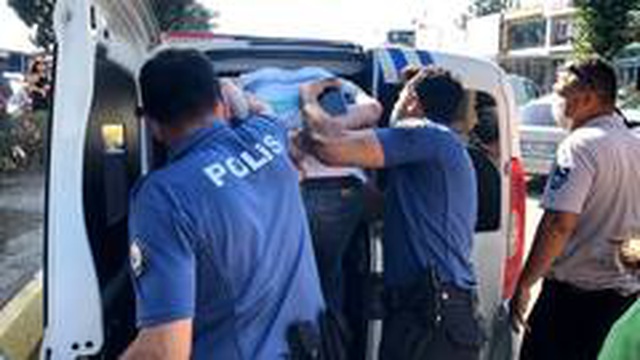Tabanca ile alacaklısını kovalayan şahıs, yanlışlıkla 3 kişiyi vurdu Tabanca ile alacaklısını kovalayan şahıs, yanlışlıkla 3 kişiyi vurdu
