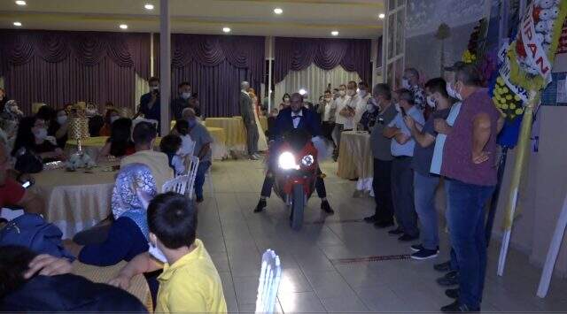 Görenler şaşkına döndü! Damat, düğün salonuna motosikletle giriş yaptı Görenler şaşkına döndü! Damat, düğün salonuna motosikletle giriş yaptı