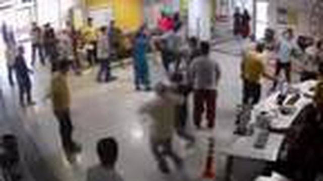 Acil servise zorla girerek güvenlik görevlilerine saldırdılar! Olay anı saniye saniye kamerada Acil servise zorla girerek güvenlik görevlilerine saldırdılar! Olay anı saniye saniye kamerada