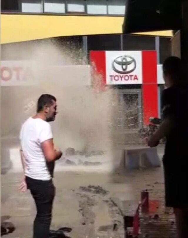 Beşiktaş'ta su borusu patladı, yollar göle döndü