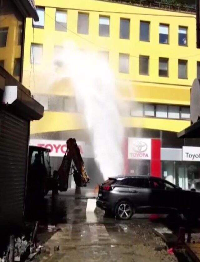 Beşiktaş'ta su borusu patladı, yollar göle döndü