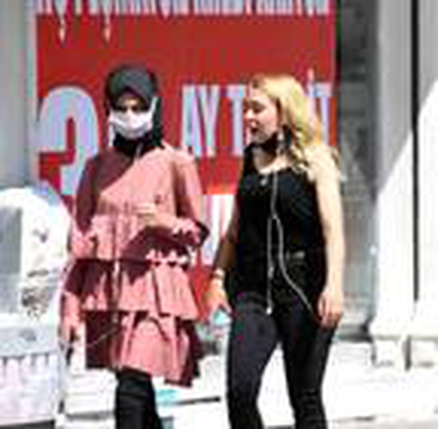 Konya'da vaka sayısı artışına rağmen maske takmayanlar var Konya'da vaka sayısı artışına rağmen maske takmayanlar var