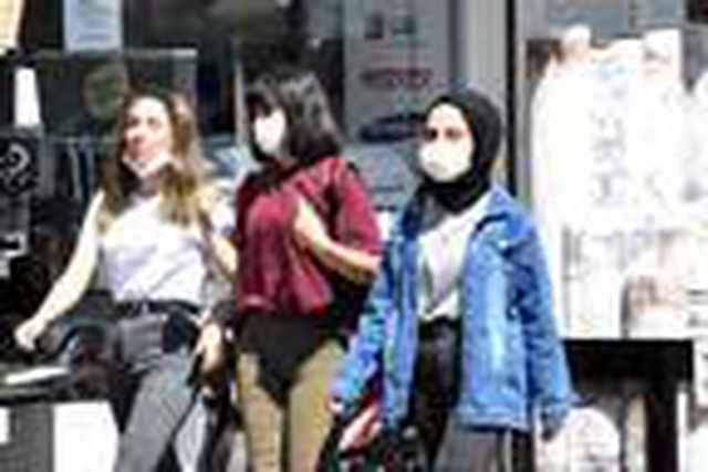 Konya'da vaka sayısı artışına rağmen maske takmayanlar var Konya'da vaka sayısı artışına rağmen maske takmayanlar var
