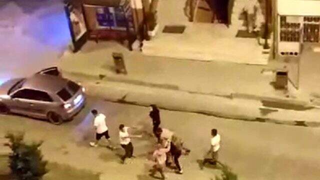 Cami duvarına tuvaletini yapan kişiyi uyarınca, öldüresiye dayak yediler
