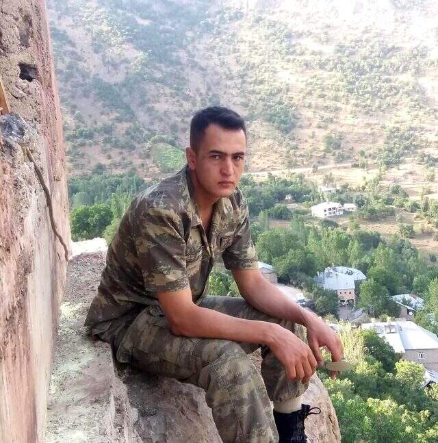 Şanlıurfa'da boğularak hayatını kaybeden üç kardeşin cenazesi yan yana defnedildi Şanlıurfa'da boğularak hayatını kaybeden üç kardeşin cenazesi yan yana defnedildi