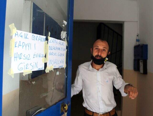 Bina sakini apartmanın girişine 'Kapıyı açık bırakanın evine hırsız girer inşallah' yazısı astı Bina sakini apartmanın girişine 'Kapıyı açık bırakanın evine hırsız girer inşallah' yazısı astı