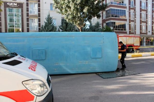 İşçileri taşıyan servis minibüsü ile otomobil çarpıştı: 12 kişi yaralandı