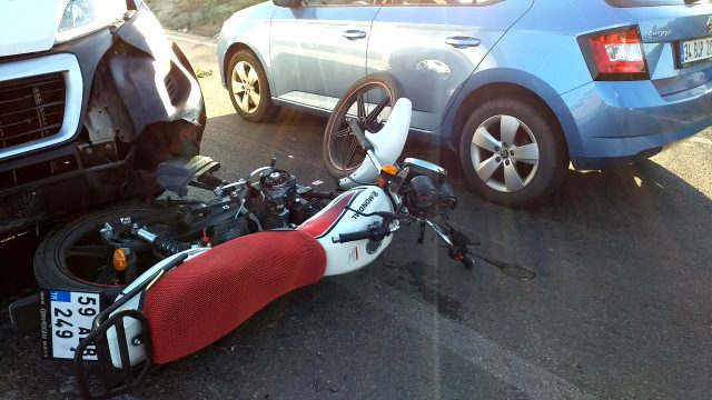 Minibüse çarpan motosikletli kurye, karşı şeritten gelen otomobilin camına fırladı