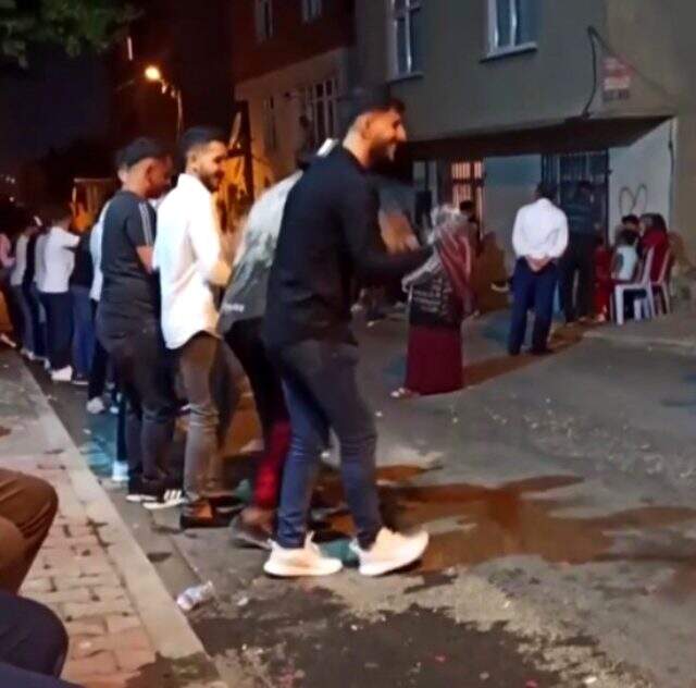 Son Dakika | İstanbul'da asker uğurlamalarında dehşete düşüren görüntüler kamerada Son Dakika | İstanbul'da asker uğurlamalarında dehşete düşüren görüntüler kamerada