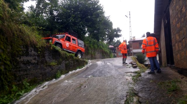 Trabzon'da şiddetli yağış sonucu meydana gelen heyelanda 1 kişi hayatını kaybetti