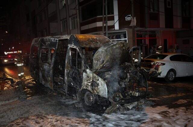 Canlarını zor kurtardılar! Seyir halindeki minibüs alev alev yandı Canlarını zor kurtardılar! Seyir halindeki minibüs alev alev yandı