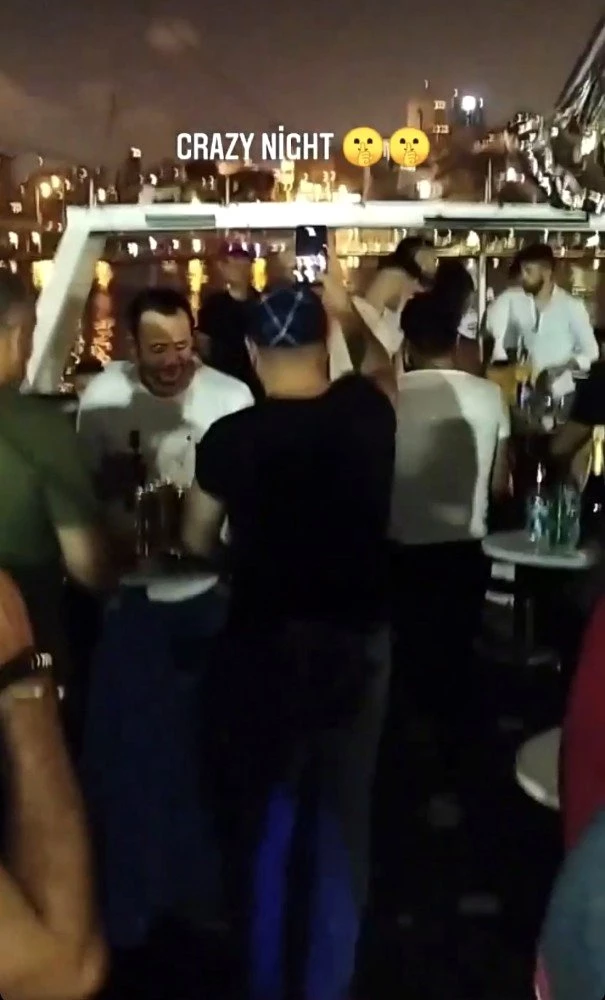 İstanbul Boğazı'nda salgına rağmen 'dansözlü' yat partileri kamerada
