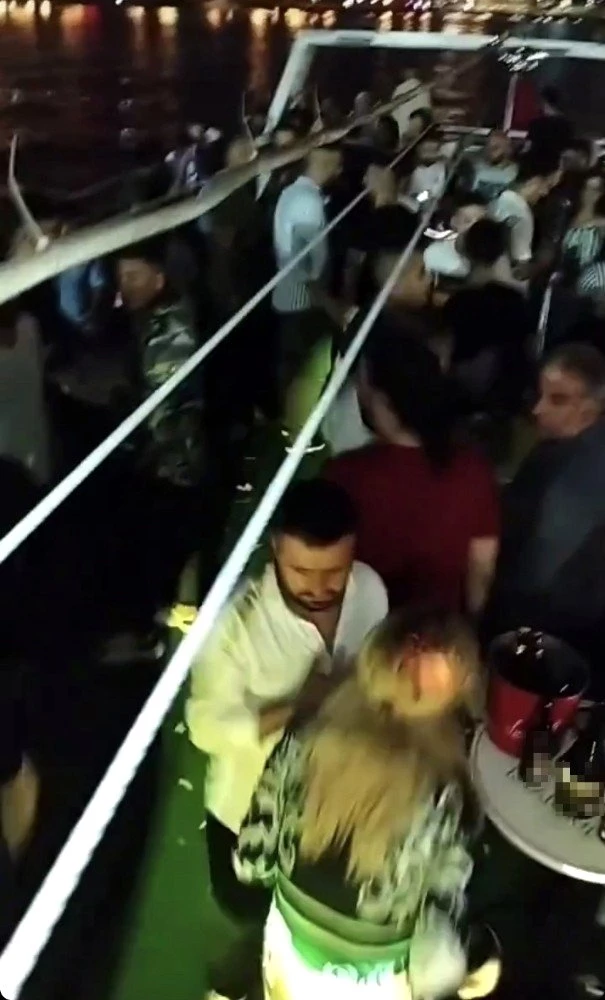 İstanbul Boğazı'nda salgına rağmen 'dansözlü' yat partileri kamerada