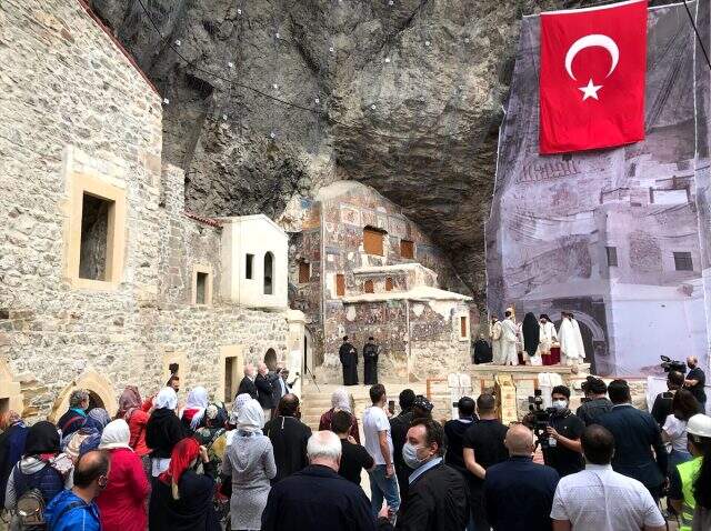 Sümela Manastırı'nda 5 yıl aradan sonra ilk ayin! Erdoğan'a teşekkür etmeyi unutmadılar Sümela Manastırı'nda 5 yıl aradan sonra ilk ayin! Erdoğan'a teşekkür etmeyi unutmadılar