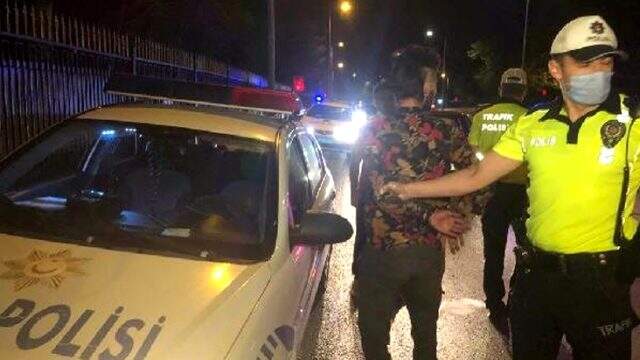 Yakıtı biten 'sahte gazeteci' yolu trafiğe kapattı, polise zor anlar yaşattı Yakıtı biten 'sahte gazeteci' yolu trafiğe kapattı, polise zor anlar yaşattı