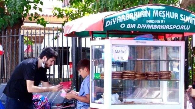 Diyarbakır'da sosyal deney yapıp aç olduklarını söyleyerek çocuklardan yardım isteyen Youtuberlar, duygusal anlara imza attı