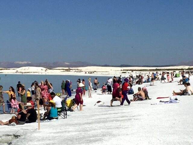Salda Gölü'nde vatandaşların oluşturduğu çamur havuzları yasaklandı
