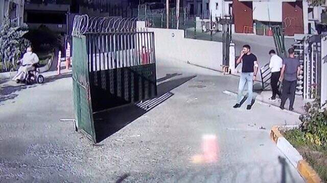 Site kurallarına uymak istemedi, aracıyla koca kapıyı yerinden söktü Site kurallarına uymak istemedi, aracıyla koca kapıyı yerinden söktü