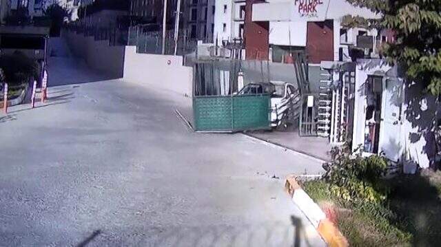 Site kurallarına uymak istemedi, aracıyla koca kapıyı yerinden söktü Site kurallarına uymak istemedi, aracıyla koca kapıyı yerinden söktü