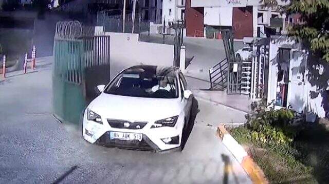Site kurallarına uymak istemedi, aracıyla koca kapıyı yerinden söktü Site kurallarına uymak istemedi, aracıyla koca kapıyı yerinden söktü
