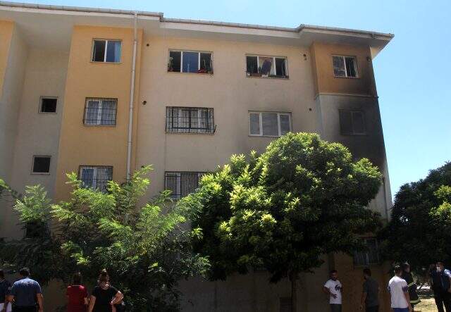 Uyuşturucu bağımlısı, iki kızı ve annesinin içinde olduğu evi yaktı Uyuşturucu bağımlısı, iki kızı ve annesinin içinde olduğu evi yaktı
