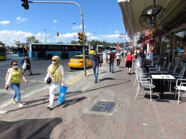 Kadıköy'ü saran lağım kokusu vatandaşı ve esnafı isyan ettirdi Kadıköy'ü saran lağım kokusu vatandaşı ve esnafı isyan ettirdi