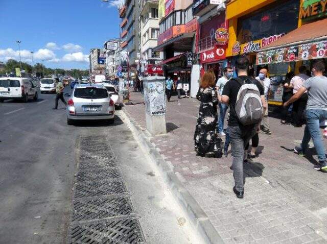 Kadıköy'ü saran lağım kokusu vatandaşı ve esnafı isyan ettirdi Kadıköy'ü saran lağım kokusu vatandaşı ve esnafı isyan ettirdi