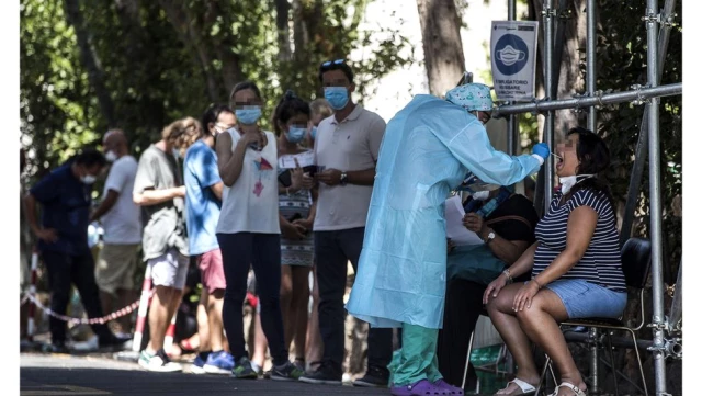 Koronavirüs: İtalya'da yeni vakaların 'yüzde 25-40'ı tatilden dönenler, yüzde 3 ila 5'i göçmenler'