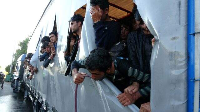 Samsun'da bir tırın dorsesinde 165 düzensiz göçmen yakalandı Samsun'da bir tırın dorsesinde 165 düzensiz göçmen yakalandı