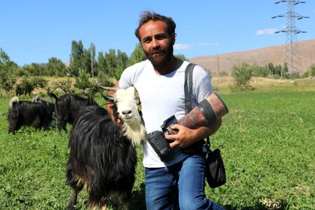 Sivaslı çoban, doğa fotoğrafçılığı yapmak için 25 bin liralık ekipman aldı