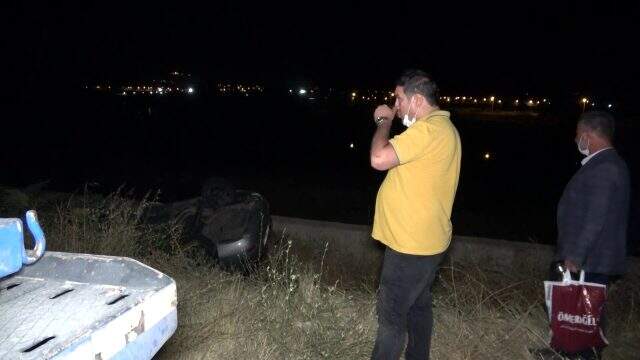 Son dakika haberleri! Kaza yaptıkları araçtan çıkar çıkmaz çay içtiler Son dakika haberleri! Kaza yaptıkları araçtan çıkar çıkmaz çay içtiler