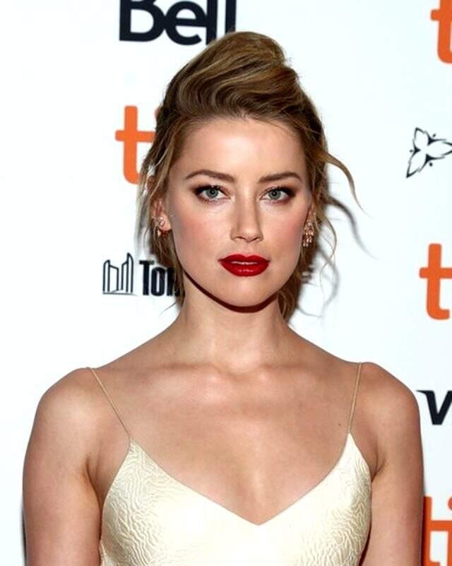 Ünlü oyuncu Amber Heard, Boğaz turuna çıktı! Paylaşımlarıyla hem büyüledi hem de büyülendi