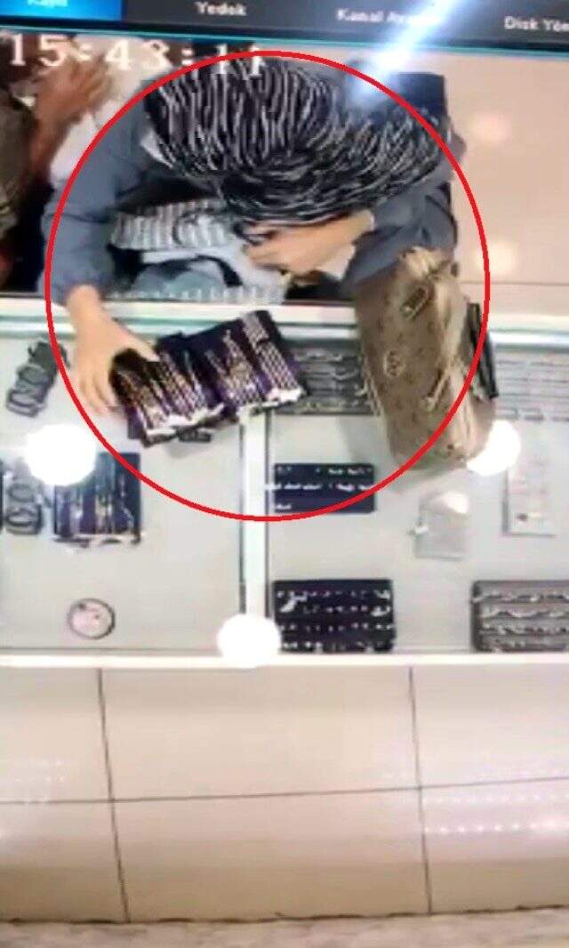 32 bin TL'lik altın çalan suç makinesi hızsız, kendisini yakalayan polisleri tebrik etti 32 bin TL'lik altın çalan suç makinesi hızsız, kendisini yakalayan polisleri tebrik etti