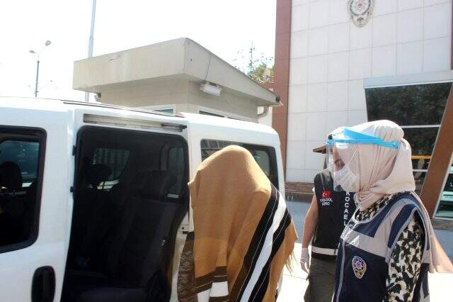 32 bin TL'lik altın çalan suç makinesi hızsız, kendisini yakalayan polisleri tebrik etti 32 bin TL'lik altın çalan suç makinesi hızsız, kendisini yakalayan polisleri tebrik etti