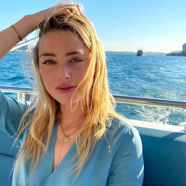 Camide giydiği kıyafetle eleştirilen Amber Heard'dan ilk açıklama geldi