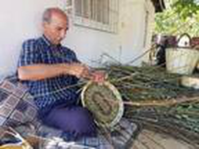 Bolu'da yaşayan 2 çocuk babası yaptığı sepetleri 100 liraya satarak ailesinin geçimini sağlıyor Bolu'da yaşayan 2 çocuk babası yaptığı sepetleri 100 liraya satarak ailesinin geçimini sağlıyor