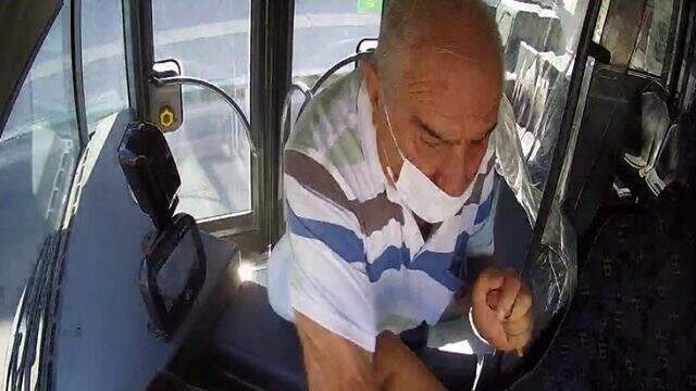 Seyir halindeki otobüsün şoförüne yumruk attı! Maske kavgası kamerada Seyir halindeki otobüsün şoförüne yumruk attı! Maske kavgası kamerada