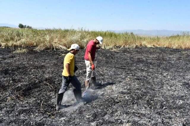 Vatandaşlar, meteor düşen alanda mıknatıslarla gök taşı aradı