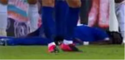 <a class='keyword-sd' href='/bafetimbi-gomis/' title='Bafetimbi Gomis'>Bafetimbi Gomis</a> yine sahada bayıldı! Gomis neden bayılıyor? Vazovagal Senkop hastalığı nedir?