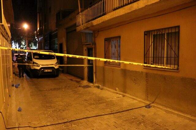 İzmir'de vücudundan cam kesileri olan kadın ölü bulundu İzmir'de vücudundan cam kesileri olan kadın ölü bulundu