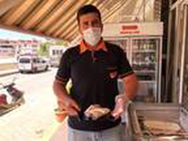 Külahta çiğ köfte satılmasına kızan dondurmacı, lavaşta dondurma satmaya başladı Külahta çiğ köfte satılmasına kızan dondurmacı, lavaşta dondurma satmaya başladı