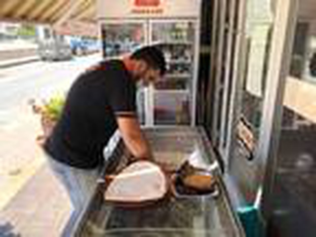 Külahta çiğ köfte satılmasına kızan dondurmacı, lavaşta dondurma satmaya başladı Külahta çiğ köfte satılmasına kızan dondurmacı, lavaşta dondurma satmaya başladı