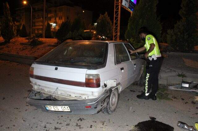 Son dakika haberleri! Kaza yaptığı otomobilini olay yerinde bırakıp gitti Son dakika haberleri! Kaza yaptığı otomobilini olay yerinde bırakıp gitti