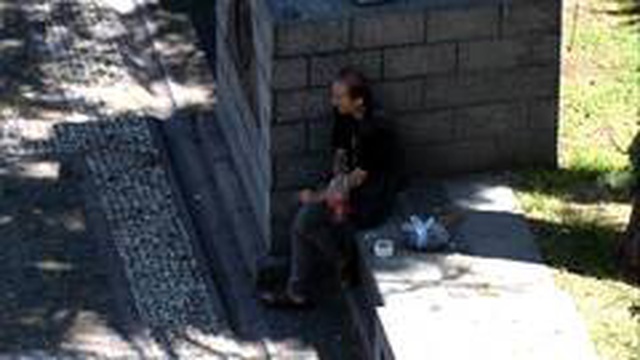 Ambulans sirenini polis sireni zanneden sarhoşun komik anları Ambulans sirenini polis sireni zanneden sarhoşun komik anları