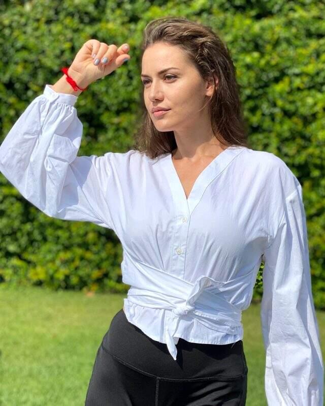 Fahriye Evcen, makyajsız pozlarıyla Instagram'ı salladı! Bir saatte binlerce beğeni yağdı Fahriye Evcen, makyajsız pozlarıyla Instagram'ı salladı! Bir saatte binlerce beğeni yağdı