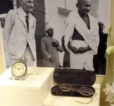Hindistan'da bağımsızlık hareketinin lideri Gandhi'nin gözlüğü 340 bin dolara satıldı