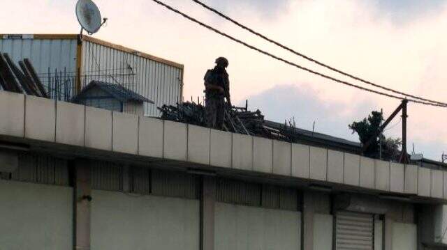 İş yerinde uzun namlulu hırsızların olduğu ihbarı üzerine harekete geçen Özel Harekat polisleri, kapıyı kırınca şaşkına döndü İş yerinde uzun namlulu hırsızların olduğu ihbarı üzerine harekete geçen Özel Harekat polisleri, kapıyı kırınca şaşkına döndü