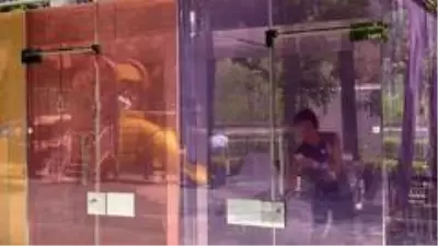 Japonlar şeffaf tuvaletin fotoğrafını çekmek için parka akın etti