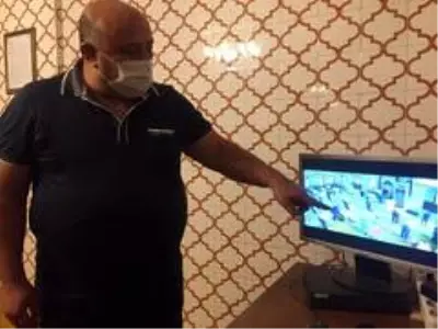 Namazını bıraktı, bayılan genci yakaladı Namazını bıraktı, bayılan genci yakaladı