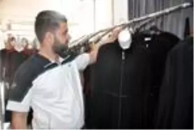 Suriyeli terzi, iş yerinin önüne astığı tabela ile Türkiye'ye teşekkür etti